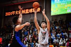 雷速体育比分官网直播-激烈的篮球比赛现场激发了观众热情