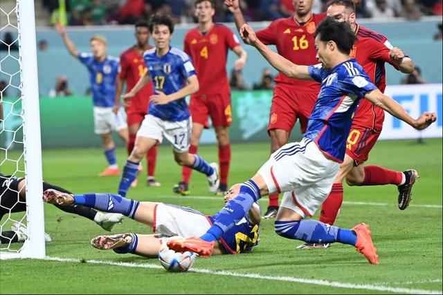 赛前战术调整，球队击败日本强队晋级下一阶段